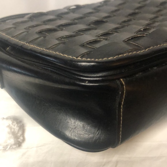 Black basket weaved crossbody. - Picture 7 of 10